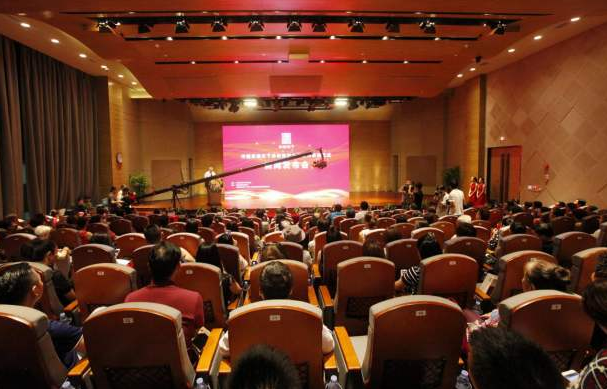 热点：叶延滨:王刚主持的鉴宝节目把观众忽悠成＂看客＂