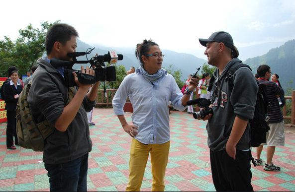 热点：电影《忠诚与背叛》湖北首映 李鸿忠等出席